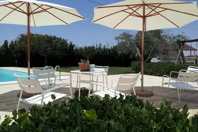 Image de Villa entourée de jardins et de la piscine, un maximum de détente, animaux acceptés