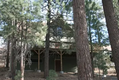 Image de Se félicitant de Mountain Home dans le quartier calme de Fawnskin