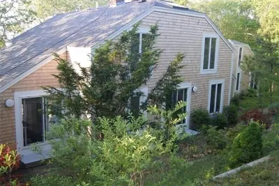 Image de Trouver 5br / 4ba Chilmark contemporain avec vue sur le détroit