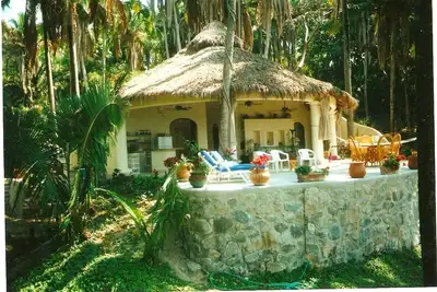 Image de Maison unique dans un cadre calme et privé et une vue imprenable sur l'océan et la jungle