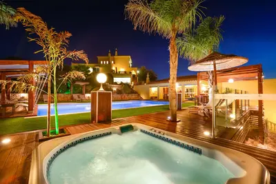 Image de Grande et luxueuse villa avec piscine chauffée extérieure et intérieure, jardins, lacs