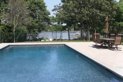 Image de Belle maison au bord de l'eau avec quai et piscine chauffée de Gunite!