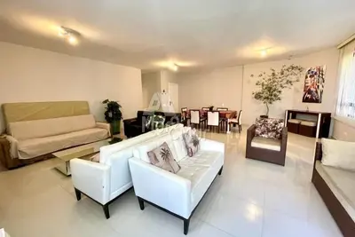 Pitangueiras-Apt 190m2 w / 3 chambres à coucher, 2 places de parking, serv beach avec 4 chaises