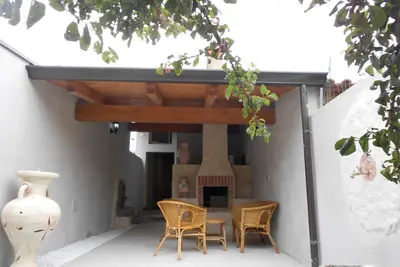 Image de Grande maison à 2 km des plages de Sinis avec Enfants De La Zone Slendide dans la cour