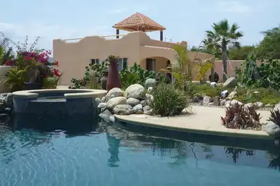 Image de Oceanfront sur la plage isolée, piscine et palapa
