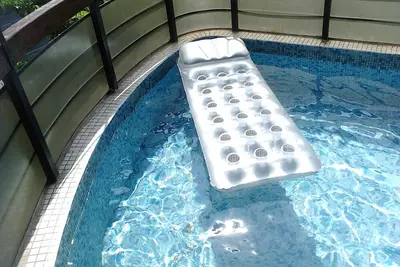 Haut de gamme! ! , Apt une par étage, 3 chambres, piscine et barbecue sur le balcon