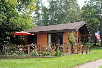 Image de Lake Front Cabin sur Clear Lake! Location de bateaux sur place. Marchez vers tout!