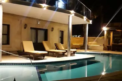 Image de 5 chambres luxe villa privée piscine et bar, wifi gratuit air conditionné Tv satellite 2 salons