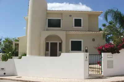 Image de Villa moderne dans jardins isolés. Plage, marina et ville à 10 min à pied