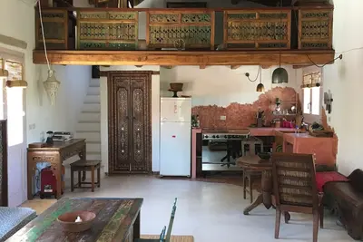 Image de Cottage très spécial dans un paysage rural entouré de roches anciennes