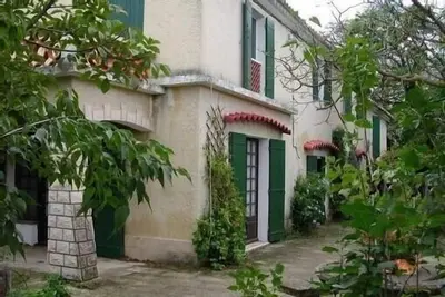 Image de Mas provençal 6 personnes à Raphèle les Arles. Très calme.