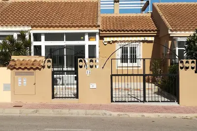 Image de Maison de vacances avec grande terrasse sur le toit et piscine à louer à Torrevieja