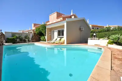 Image de Stylish and well-equipped, private pool, close to amenities, free Ac & Wifi
