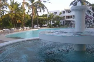 Image de Plage/ Ville/confortable appartement, gym, piscine, chaises longues, Jardin