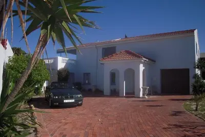 Image de Villa avec vue sur le lac avec piscine privée près de la réserve naturelle