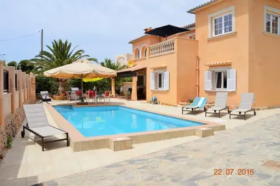 Image de Maison de vacances avec piscine en bord de mer avec 4 chambres pour 7 personnes Wi-Fi, chiens