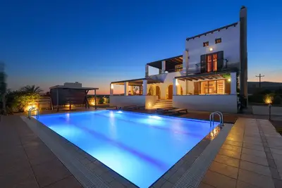 Image de Une spacieuse, décorée avec goût, villa moderne (Hellenic touristique Org enregistré)