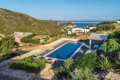 Image de Maison de luxe avec piscine et cuisine méditerranéenne