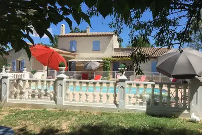 Image de Grande villa provençale spa piscine et jardin entièrement cloturée