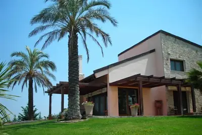 Image de Villa individuelle de luxe Sani Beach! Juste 2 minutes de toute l'action de Sani Marina!