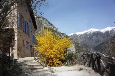 Haut de maison face aux sommets du Mercantour