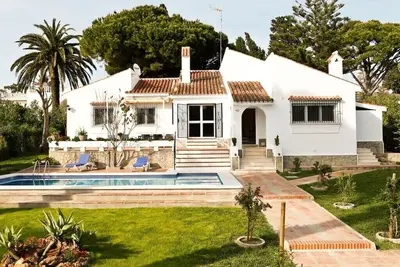 Image de Maison spacieuse avec piscine, une connexion Wi-Fi et un beau jardin près de la plage