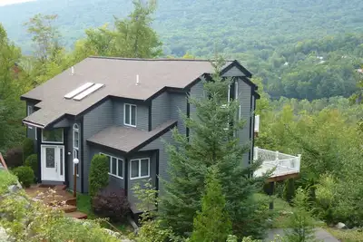 Image de Loon Mt à la maison avec des vues spectaculaires et grand bain à remous! Location d'hiver disponible.