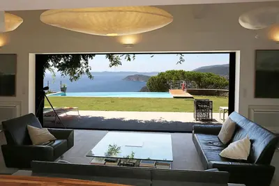 Image de Villa architecturée au Rayol, vue incroyable, piscine, climatisation, classée