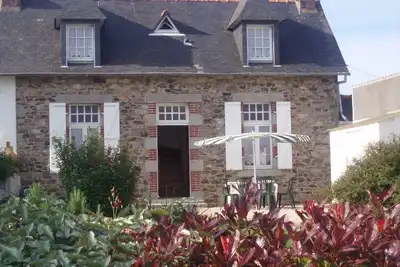 Image de Bretagne, bord de mer maison en pierre au calme à Paimpol toute l'année