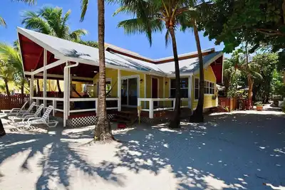 Image de Private Beach Front House, dans West Bay Village sur West Bay Beach