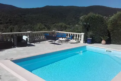 Image de Villa luxueuse avec piscine en bord de mer dans le golfe de Saint-Tropez