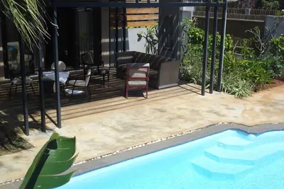 Image de Votre propre villa avec piscine privée dans un jardin tropical