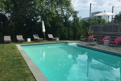 Image de Real Montauk avec piscine, bain à remous, design haut de gamme au cœur de Montauk. Animaux domestiques! Vue