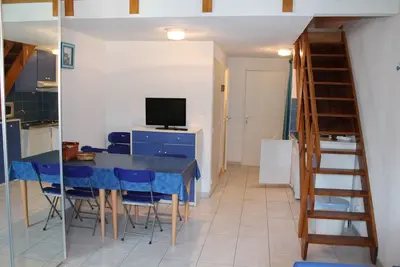 Image de F2 avec mezzanine, climatisé, dans la pinède à 100 m de la plage