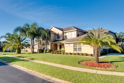 Image de Splash Pad! Chaleur de piscine gratuite! Wifi gratuit! Salle de jeux! Lit du château! 4 miles à Disney!