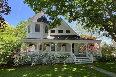 Image de Charmant Waterview Victorian w / Cottages près de la plage, du port et de la ville