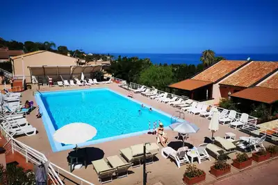 Apartment in a residence with swimming pool overlooking the sea useful for families with children