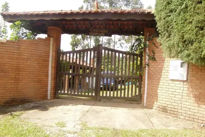 Image de Grande Chacara avec piscine, barbecue et hébergement pour 16 personnes