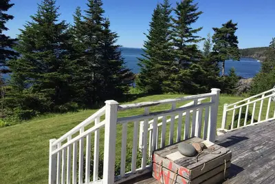 Image de Maison audacieuse de style cap en bord de mer sur la baie de Fundy