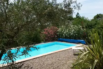 Image de Maison avec jardin et piscine( la fourmi)