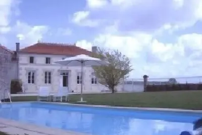 Image de Grande ferme/villa, piscine privée avec jardin clôturé