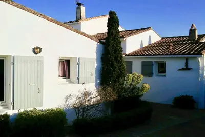 Image de Loix - Belle maison pleine de charme, déco contemporaine, grand beau jardin