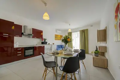Modern Lively Apartment with Private Balcony