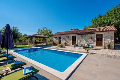 Image de Cottage istrien traditionnel pour 4 personnes avec grande piscine privée!