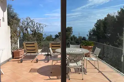 Image de Independent apartment with large terrace facing the sea