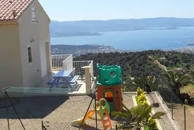 Image de Gites-Sassone, villa avec piscine et vue mer panoramique pour 5 personnes