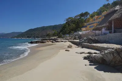 Image de Playasola - 3 Acre Oceanfront Villa avec plage de sable privée.