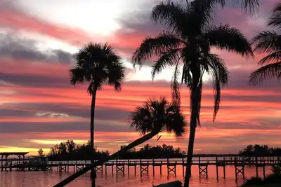 Image de Old Palm Waterfront Tropical Paradise privé et isolé
