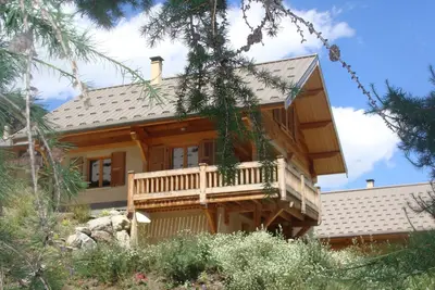 Image de Un chalet agréable baigné de lumière, une vue magnifique.