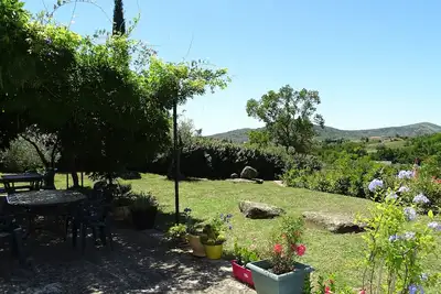 Image de Maison provençale, calme, campagne, avec jardin paysagé.